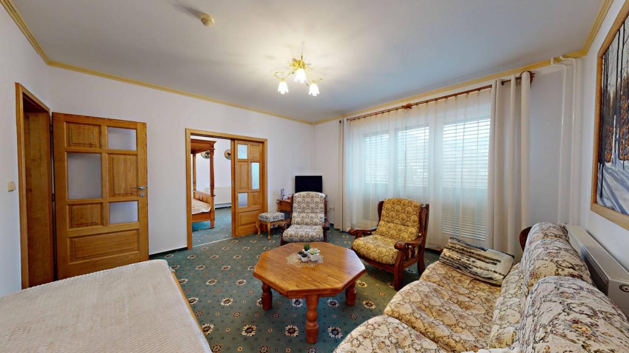 Hotel Diana Stráža Extérieur photo
