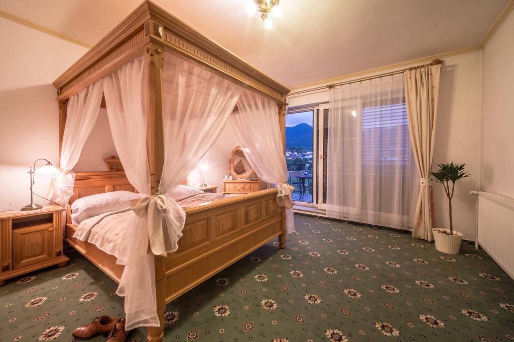 Hotel Diana Stráža Extérieur photo